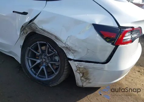 2021 Tesla Model 3 Standard Range Plus Rear-Wheel Drive z USA, uszkodzony, nr VIN 5YJ3E1EAXMF095762